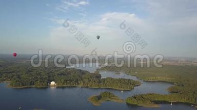 位于立陶宛首都维尔纽斯附近的特拉凯城堡上空的两个<strong>热</strong>气球，<strong>因为</strong>它是